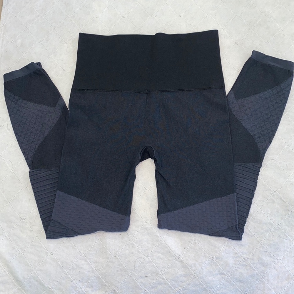 Spanx Sz L-Look at Me Now Seamless Motto Leggings - Picture 3 of 8